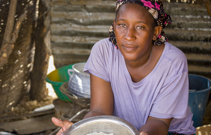 West Africa: Werem Binta shows a plate with food. Photo: Cissé Amadou/Oxfam.