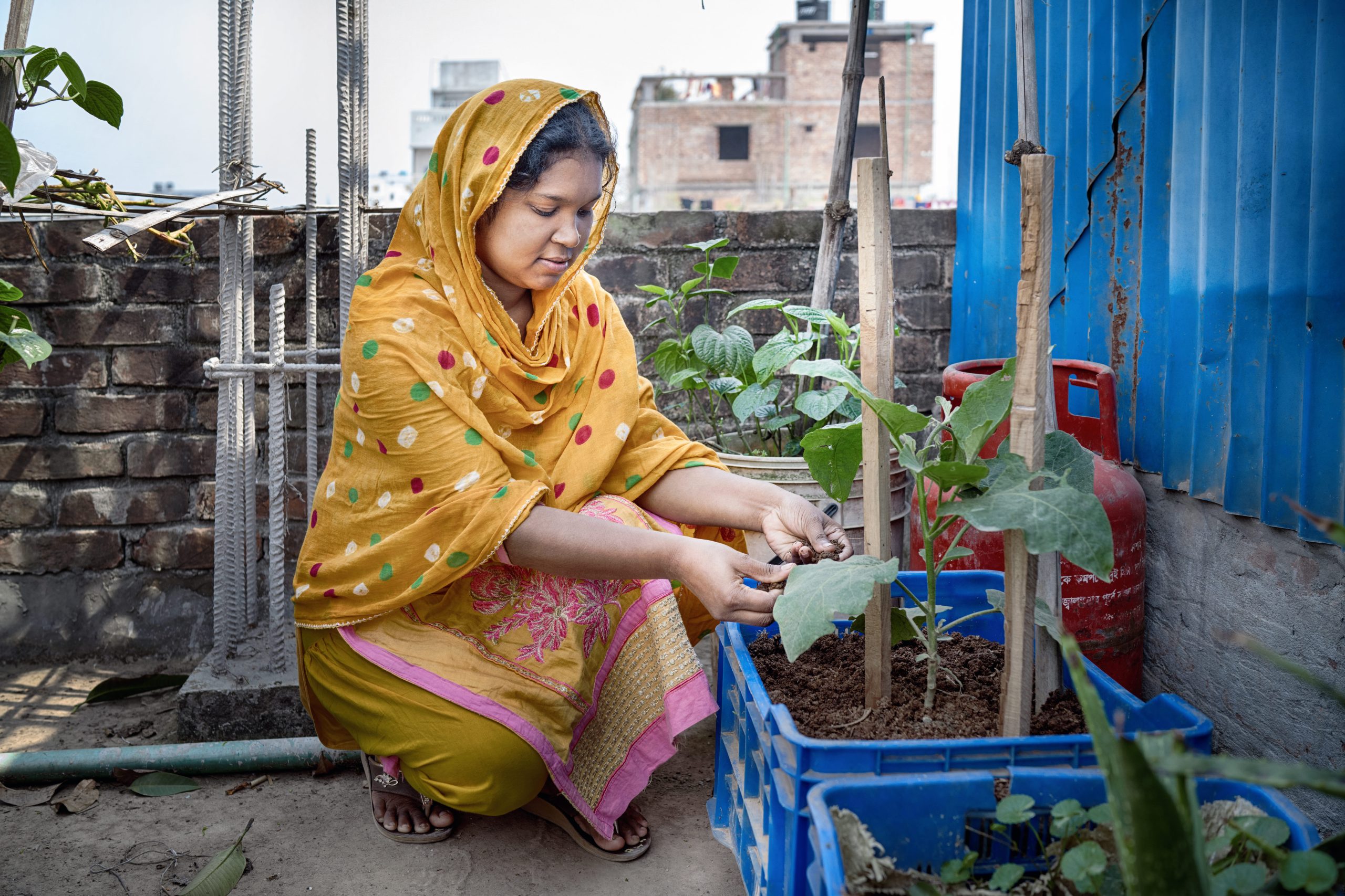 Bangladesh: Rumi Akter is working as garment workers for three years now. Her target is 1440 pieces in 8 hours. With overtime she gets 10000 taka which is not enough for her living in Asulia. Photo: Fabeha Monir/Oxfam