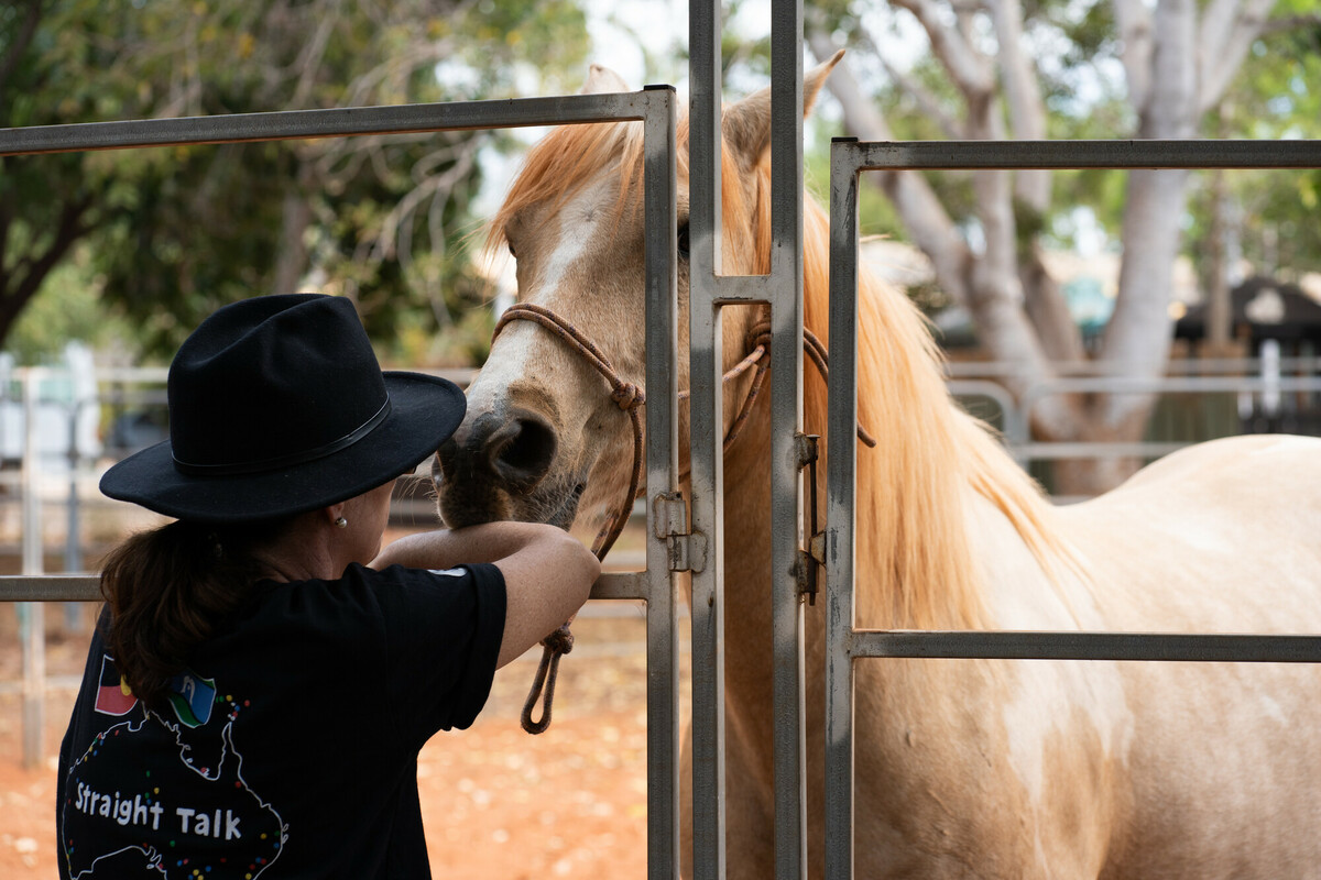 Oxfam staff Bec Harnett meets one of the horses at Yawardani Jan-ga, an unique program which uses evidence based Equine Assisted Learning (EAL). The program is run by Straight Talk alumni Professor Juli Coffin. Photo: Aimee Han/Oxfam