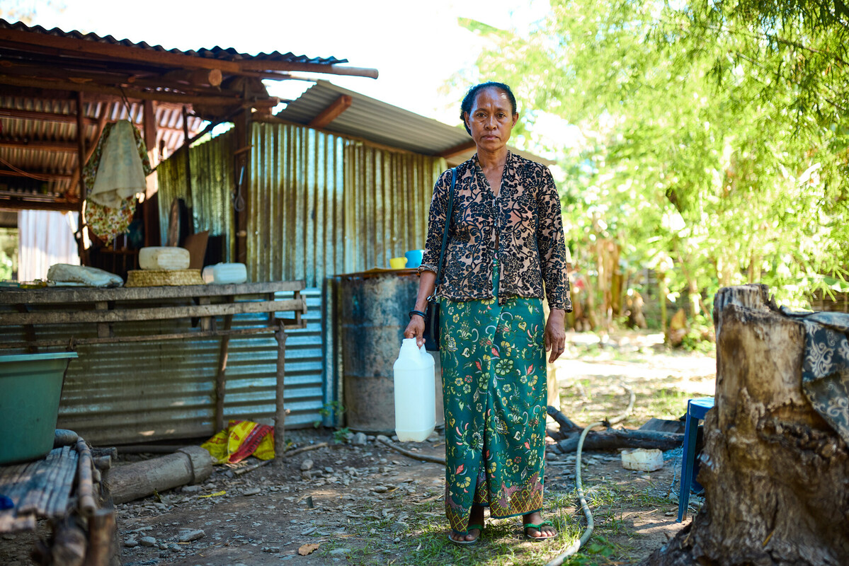 Timor-Leste: Pau* lives with her husband and three school-aged children. They raise chickens for a living, making $5-10 a week. Photo: Patrick Moran/Oxfam. Oxfam acknowledges the support of the Australian Government through the Australian NGO Cooperation Program (ANCP).