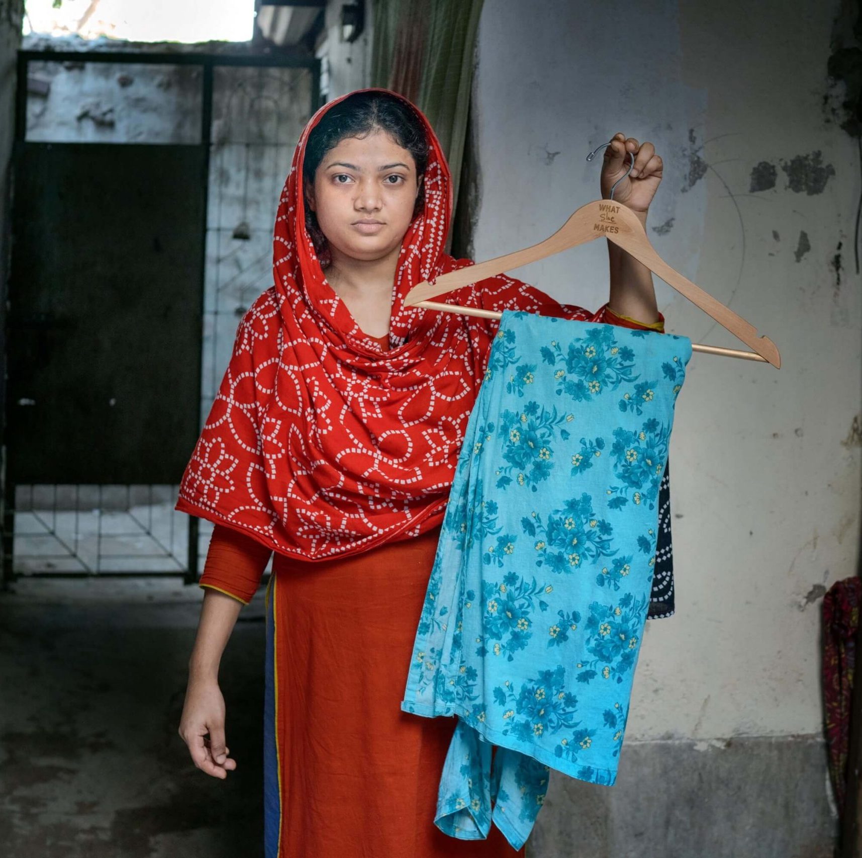 Bangladesh: 23 years old Kakoli* lives alone since she started working in the garment factory. She hardly can send money to her parents living in village. She cuts yarn with a target of cut 120 yarns in an hour. With a 8970 Taka salary she hardly can manage her basic needs. The What She Makes campaign is demanding a living wage for workers like Kakoli. Fabeha Monir/Oxfam