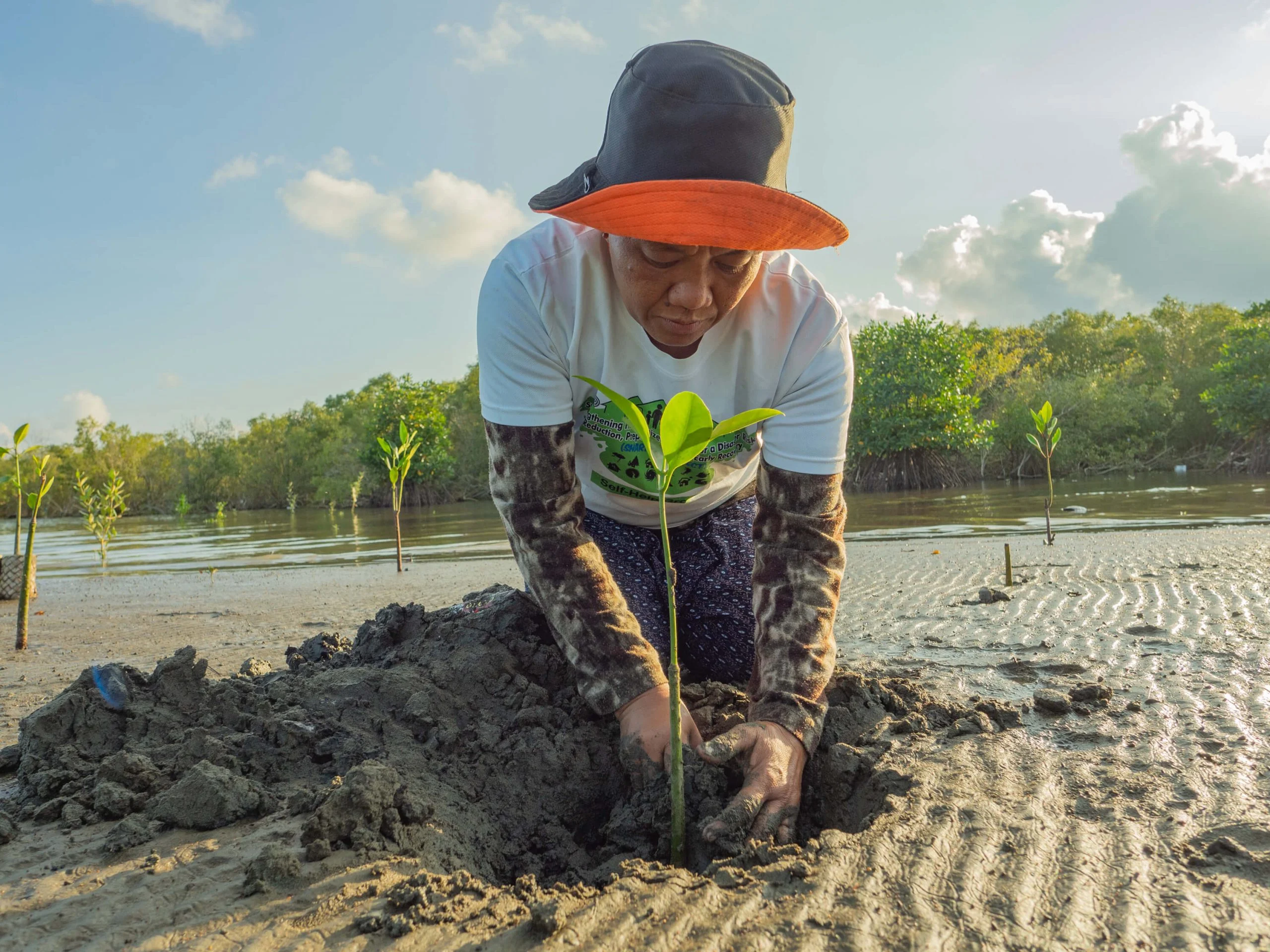 Philippines: Jocelyn Plaquia is a member of a women’s self-help group that, with support Oxfam partner SIKAT, is restoring a mangrove forest. Photo: Elizabeth Stevens/Oxfam