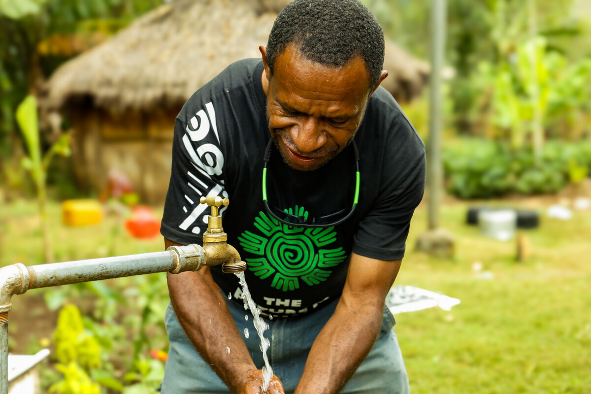 Papua New Guinea: Andrew, an Oxfam in the Pacific staff member, washes his hands at one of the newly built taps in Nogorunte. Photo: Jeshua Hope / Oxfam