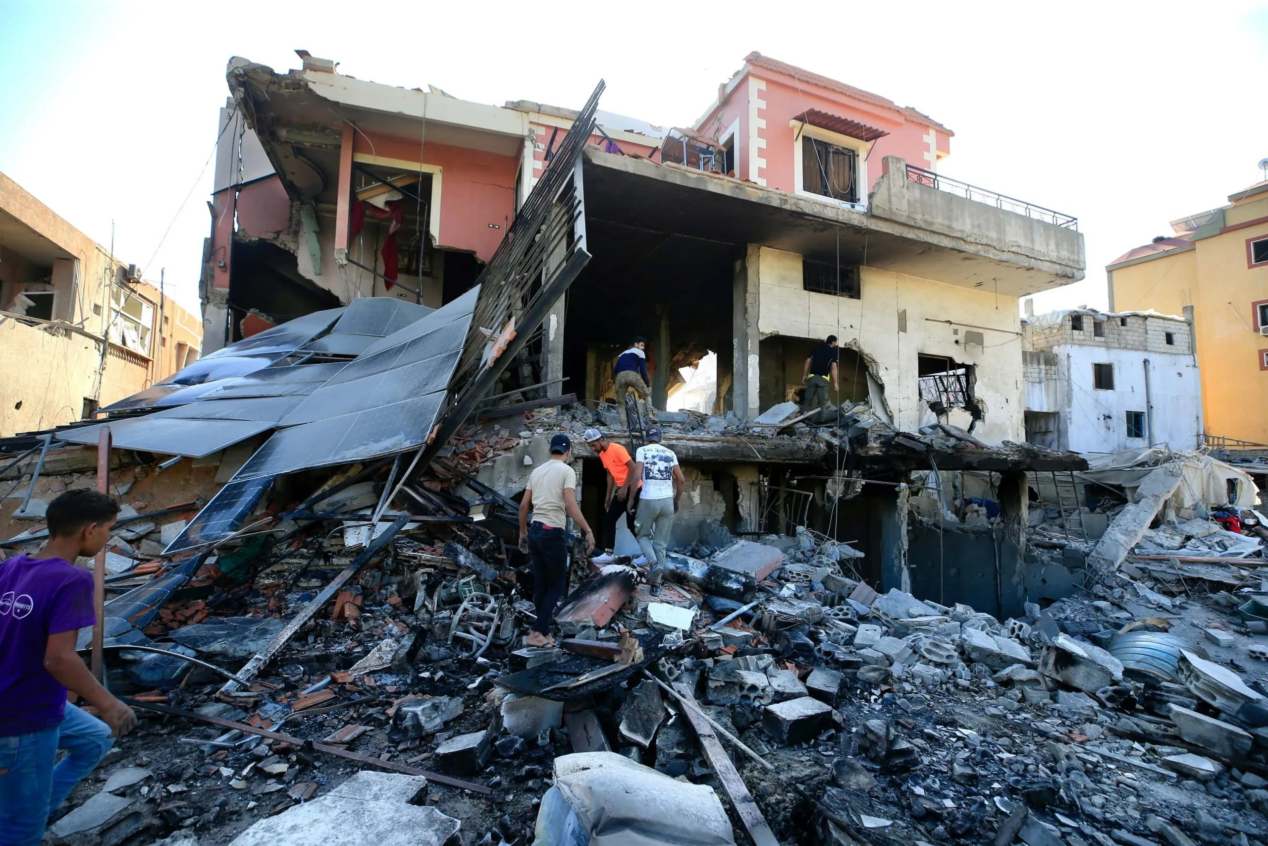 Lebanon: Lebanese people search for their belongings in a damaged building after Israeli strikes on South Lebanon on 23 September, in the village of Al Aqbieh near Sidon, South Lebanon. Photo: STR/EPA-EFE/Shutterstock