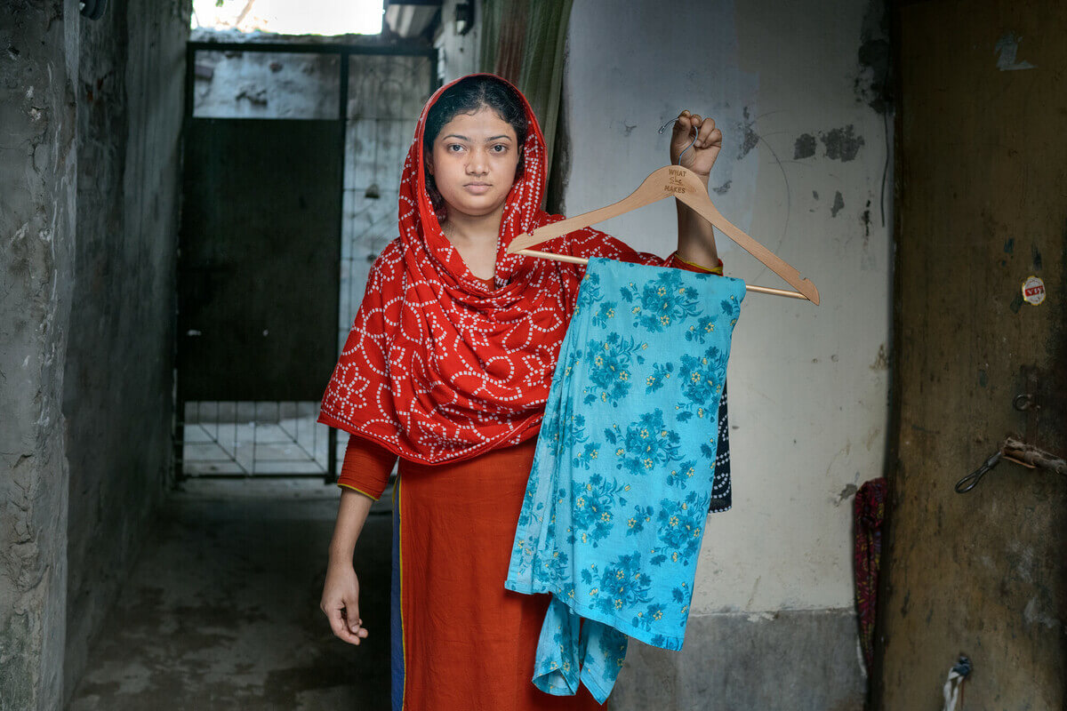 23 years old Kakoli* lives alone since she started working in the garment factory. She hardly can send money to her parents living in village. She cuts yarn with a target of cut 120 yarns in an hour. With a 8970 Taka salary she hardly can manage her basic needs. Dhaka, Bangladesh. Photo: Fabeha Monir/Oxfam