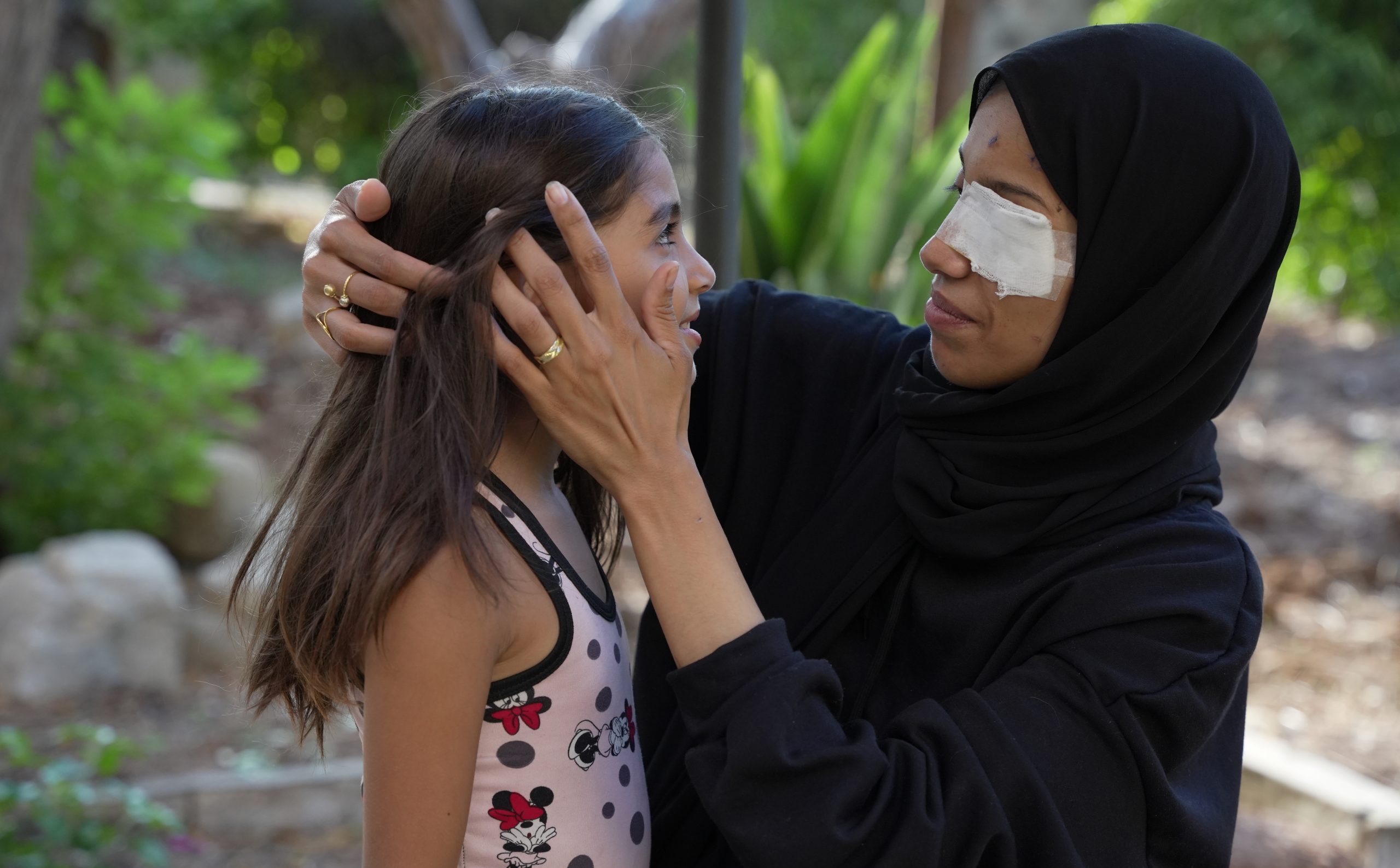 Lebanon: Siham with her little daughter. Photo: Jean Hatem/Oxfam